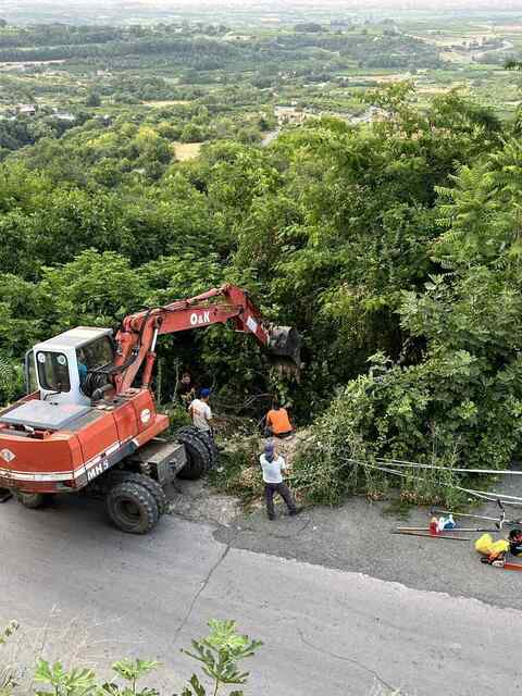 Φωτογραφία Αποκατάσταση βλάβης κάτω από τα «Σφαγεία»